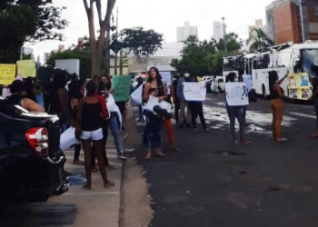 Familiares protestam contra morte de cinco detentos da Cadeia Pública de Altos